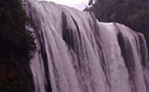 美麗的吊水湖瀑布作文3篇