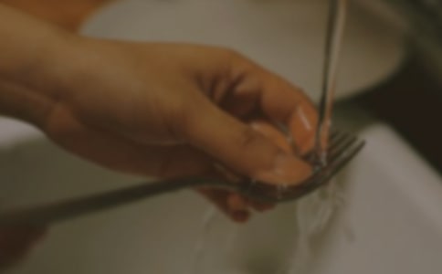 以我?guī)蛬寢屜赐霝轭}的300字作文